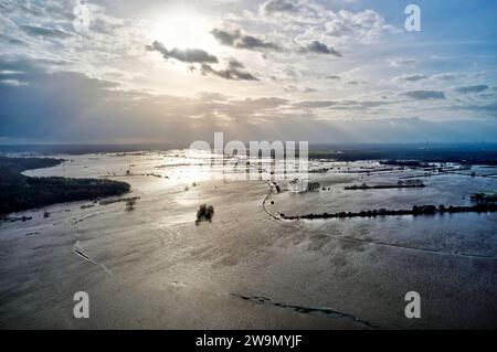 Hochwasser und Überschwemmungen der Aller in der Region Heidekreis nach tagelangen starken Regenfällen. Hodenhagen, 28.12.2023 *** acque elevate e inondazioni dell'Aller nella regione di Heidekreis dopo giorni di forti piogge Hodenhagen, 28 12 2023 foto:Xu.xStammx/xFuturexImagex hochwasser aller 3327 Foto Stock