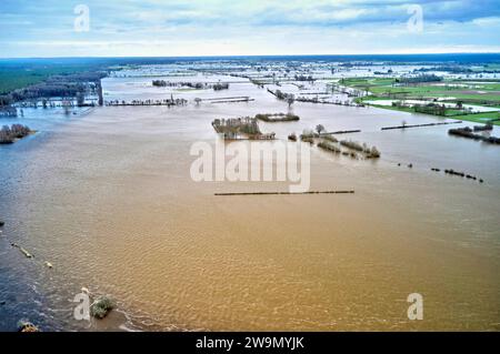 Hochwasser und Überschwemmungen der Aller in der Region Heidekreis nach tagelangen starken Regenfällen. Kirchwahlingen, 28.12.2023 *** acque elevate e inondazioni dell'Aller nella regione di Heidekreis dopo giorni di forti piogge Kirchwahlingen, 28 12 2023 foto:Xu.xStammx/xFuturexImagex hochwasser aller 3335 Foto Stock