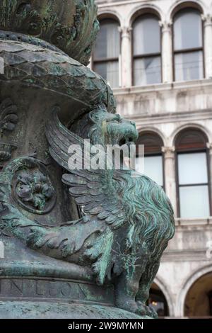 Antico ornamento di strada con leoni alati e basilica di San Marco sullo sfondo, in San Piazza Marco, famosa attrazione turistica a Venezia, Italia. Selezionare Foto Stock