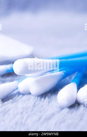 Bastoncini di cotone e tamponi di cotone su sfondo grigio Foto Stock