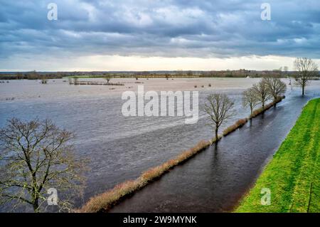 Hochwasser und Überschwemmungen der Aller in der Region Heidekreis nach tagelangen starken Regenfällen. Kirchwahlingen, 28.12.2023 *** acque elevate e inondazioni dell'Aller nella regione di Heidekreis dopo giorni di forti piogge Kirchwahlingen, 28 12 2023 foto:Xu.xStammx/xFuturexImagex hochwasser aller 3341 Foto Stock