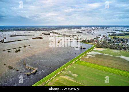 Hochwasser und Überschwemmungen der Aller in der Region Heidekreis nach tagelangen starken Regenfällen. Kirchwahlingen, 28.12.2023 *** acque elevate e inondazioni dell'Aller nella regione di Heidekreis dopo giorni di forti piogge Kirchwahlingen, 28 12 2023 foto:Xu.xStammx/xFuturexImagex hochwasser aller 3337 Foto Stock