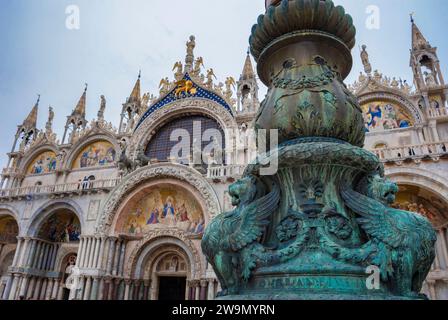 Antico ornamento di strada con leoni alati e basilica di San Marco sullo sfondo, in San Piazza Marco, famosa attrazione turistica a Venezia, Italia. Selezionare Foto Stock