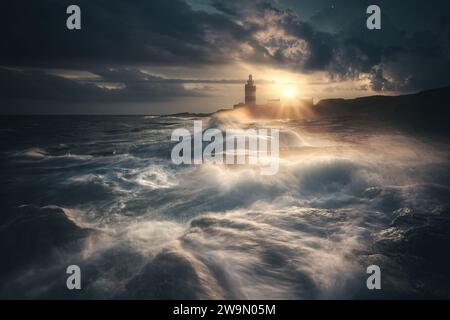 Onde di tempesta che si infrangono sulla costa rocciosa dal faro di Hook, Hook Head, contea di Wexford, Irlanda Foto Stock