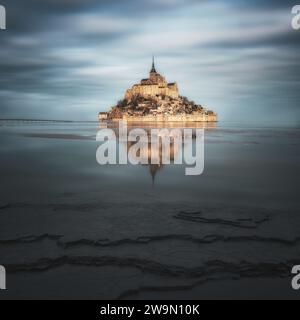 Santuario di Mont Saint Michel e riflessione nel mare, Normandia, Francia Foto Stock
