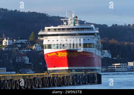 Bergen, Norwegen-Schiffsverkehr-Faehre der Rederei Fjordline legt im Hafen von Bergen in Norwegen An. Bergen, Norwegen-Schiffsverkehr-Fjordline *** Bergen, Norvegia traffico marittimo moli di traghetti Fjordline nel porto di Bergen in Norvegia Bergen, Norvegia traffico marittimo Fjordline Foto Stock