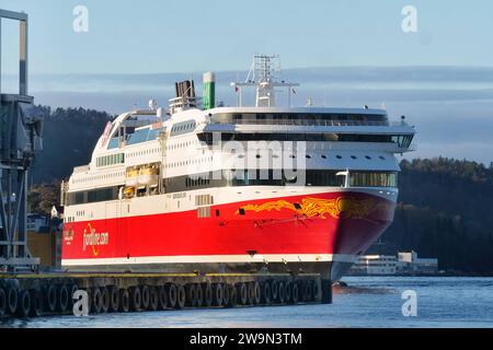 Bergen, Norwegen-Schiffsverkehr-Faehre der Rederei Fjordline legt im Hafen von Bergen in Norwegen An. Bergen, Norwegen-Schiffsverkehr-Fjordline *** Bergen, Norvegia traffico marittimo moli di traghetti Fjordline nel porto di Bergen in Norvegia Bergen, Norvegia traffico marittimo Fjordline Foto Stock