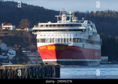 Bergen, Norwegen-Schiffsverkehr-Faehre der Rederei Fjordline legt im Hafen von Bergen in Norwegen An. Bergen, Norwegen-Schiffsverkehr-Fjordline *** Bergen, Norvegia traffico marittimo moli di traghetti Fjordline nel porto di Bergen in Norvegia Bergen, Norvegia traffico marittimo Fjordline Foto Stock