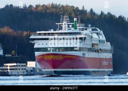 Bergen, Norwegen-Schiffsverkehr-Faehre der Rederei Fjordline legt im Hafen von Bergen in Norwegen An. Bergen, Norwegen-Schiffsverkehr-Fjordline *** Bergen, Norvegia traffico marittimo moli di traghetti Fjordline nel porto di Bergen in Norvegia Bergen, Norvegia traffico marittimo Fjordline Foto Stock