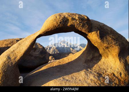 Mobius Arch incornicia il Lone Pine Peak nella Sierra Nevada orientale, nelle Alabama Hills, CALIFORNIA. Foto Stock