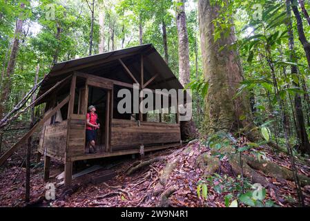 Un escursionista si trova in un rifugio lungo il segmento 8 del Waitukubuli National Trail sull'isola caraibica di Dominica. Questo rifugio e' uno degli unici rifugi dell'entroterra Foto Stock
