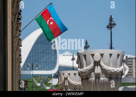 Bandiera nazionale dell'Azerbaigian con il centro congressi Heday Aliyev sullo sfondo. Foto Stock