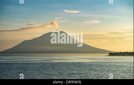 Il vulcano komba attivo in Indonesia Foto Stock