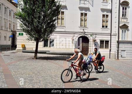 Ciclisti su strada a Lubiana, Slovenia Foto Stock