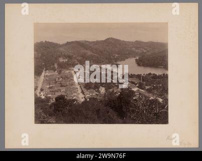 Vista di Kandy, Sri Lanka, c. 1870 - c. 1890 Fotografia della città di Kandy, nell'omonimo distretto, Sri Lanka. Carta Kandy. Stampa di albumi di cartone in Sri Lanka Foto Stock