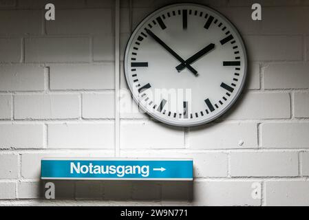 Cartello tedesco Notausgang che significa segnale luminoso di uscita di emergenza. Foto Stock