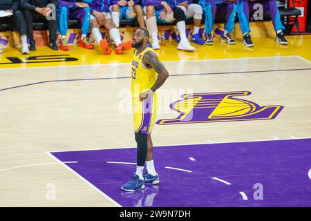 Los Angeles, Stati Uniti. 28 dicembre 2023. LeBron James #23 dei Los Angeles Lakers guarda il tabellone segnapunti durante una partita di basket NBA contro i Charlotte Hornets alla Crypto.com Arena di Los Angeles. Punteggio finale; Lakers 133:112 Hornets Credit: SOPA Images Limited/Alamy Live News Foto Stock