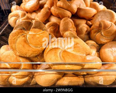 Panini di pane italiano denominati rosetta in dispenser self-service per vetrine in vendita nel supermercato italiano Foto Stock