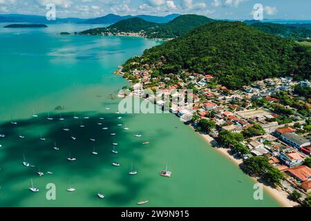 Costa di Santo Antonio de Lisboa con barche a vela nell'oceano in Brasile. Vista aerea. Foto Stock
