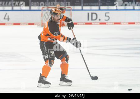 Wolfsburg, Deutschland. 29 dicembre 2023. Wolfsburg, Deutschland 28. Dicembre 2023: 1.DEL - 2023/2024 - SP. 32 - Grizzlys Wolfsburg vs. EHC Red Bull München IM Bild: Ryan o Connor (Grizzlys Wolfsburg), Credit: dpa/Alamy Live News Foto Stock