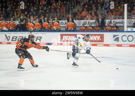 Wolfsburg, Deutschland. 29 dicembre 2023. Wolfsburg, Deutschland 28. Dicembre 2023: 1.DEL - 2023/2024 - SP. 32 - Grizzlys Wolfsburg vs. EHC Red Bull München IM Bild: v. li. im Zweikampf Ryan o Connor (Grizzlys Wolfsburg) und Christopher Desousa (EHC Red Bull München/Muenchen), Credit: dpa/Alamy Live News Foto Stock