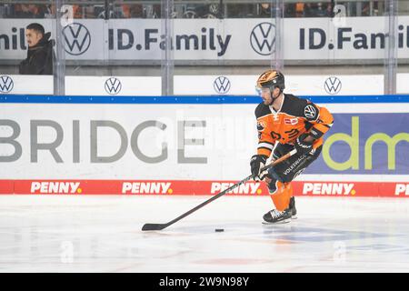 Wolfsburg, Deutschland. 29 dicembre 2023. Wolfsburg, Deutschland 28. Dicembre 2023: 1.DEL - 2023/2024 - SP. 32 - Grizzlys Wolfsburg vs. EHC Red Bull München IM Bild: Ryan o Connor (Grizzlys Wolfsburg), Credit: dpa/Alamy Live News Foto Stock