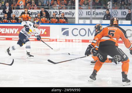 Wolfsburg, Deutschland. 29 dicembre 2023. Wolfsburg, Deutschland 28. Dicembre 2023: 1.DEL - 2023/2024 - SP. 32 - Grizzlys Wolfsburg vs. EHC Red Bull München IM Bild: Maximilian Klastner (EHC Red Bull München/Muenchen), Credit: dpa/Alamy Live News Foto Stock