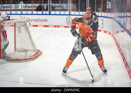 Wolfsburg, Deutschland. 29 dicembre 2023. Wolfsburg, Deutschland 28. Dicembre 2023: 1.DEL - 2023/2024 - SP. 32 - Grizzlys Wolfsburg vs. EHC Red Bull München IM Bild: Nolan Zajac (Grizzlys Wolfsburg), Credit: dpa/Alamy Live News Foto Stock