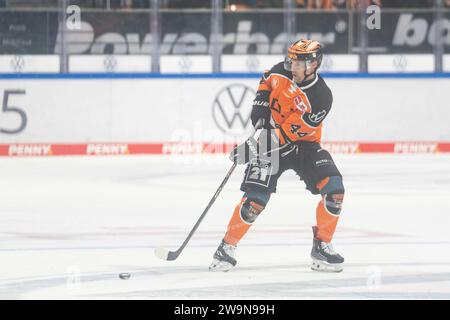 Wolfsburg, Deutschland. 29 dicembre 2023. Wolfsburg, Deutschland 28. Dicembre 2023: 1.DEL - 2023/2024 - SP. 32 - Grizzlys Wolfsburg vs. EHC Red Bull München IM Bild: Nolan Zajac (Grizzlys Wolfsburg), Credit: dpa/Alamy Live News Foto Stock