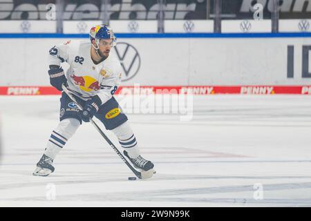 Wolfsburg, Deutschland. 29 dicembre 2023. Wolfsburg, Deutschland 28. Dicembre 2023: 1.DEL - 2023/2024 - SP. 32 - Grizzlys Wolfsburg vs. EHC Red Bull München IM Bild: Christopher Desousa (EHC Red Bull München/Muenchen), Credit: dpa/Alamy Live News Foto Stock