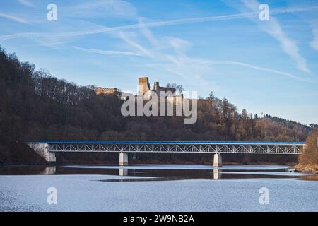 Vranov nad Dyji, Repubblica Ceca. 29 dicembre 2023. La crociera turistica invernale della nave Poseidon sulla diga di Vranov a Vranov nad Dyji, vicino a Znojmo, regione della Moravia meridionale, Repubblica Ceca, il 29 dicembre, 2023. il Ponte Bitov e le rovine del Castello di Cornstejn. Crediti: Patrik Uhlir/CTK Photo/Alamy Live News Foto Stock