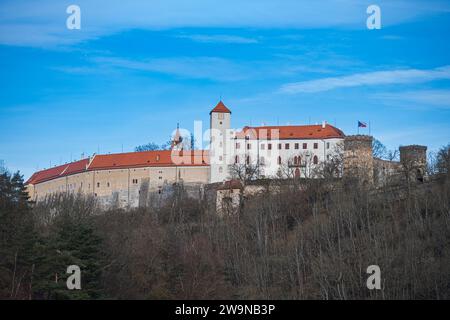 Vranov nad Dyji, Repubblica Ceca. 29 dicembre 2023. Il castello di Bitov è uno dei luoghi da vedere durante la crociera turistica invernale sulla diga di Vranov a Vranov nad Dyji, vicino a Znojmo, nella regione della Moravia meridionale, Repubblica Ceca, il 29 dicembre, 2023. crediti: Patrik Uhlir/CTK Photo/Alamy Live News Foto Stock