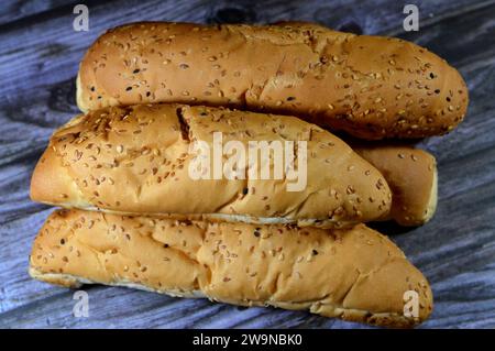 Pane di panino con semi di sesamo lungo e Baraka nero, pane appena sfornato fino francese pronto per ripieni, tipicamente ripieno con ripieni salati, a base di Foto Stock