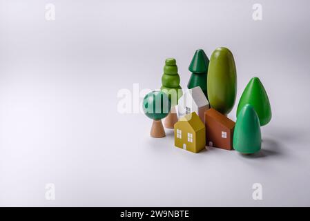 Una piccola casa in legno come idea per investire nella propria casa e raggiungere l'obiettivo di acquistare immobili. Sfondo per la tua idea Foto Stock