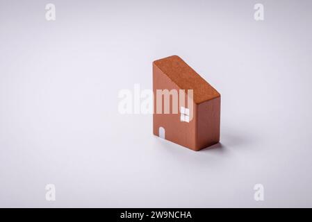 Una piccola casa in legno come idea per investire nella propria casa e raggiungere l'obiettivo di acquistare immobili. Sfondo per la tua idea Foto Stock