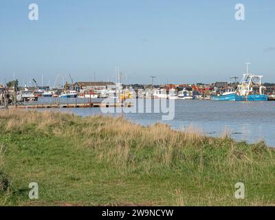 Il piccolo porto per la pesca e il tempo libero a Southwold dall'altra parte del fiume Blyth a Walberswick Foto Stock