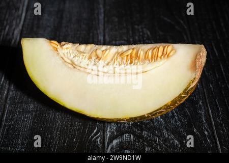 melone a fette su fondo di legno Foto Stock