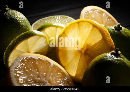 il limone a fette si mescola su sfondo nero Foto Stock