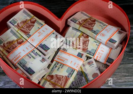 Pile e pile d'Egitto denaro migliaia di sterline banconote banconote in valuta EGP LE, tasso di cambio egiziano e status economico, concetto di moneta, Foto Stock