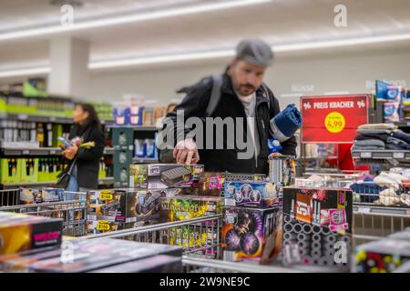 Verkauf von Silvesterraketen bei einem Discounter. // 29.12.2023: Stoccarda, Baden-Württemberg, Deutschland, Europa *** vendita di razzi la vigilia di Capodanno presso un discount store 29 12 2023 Stoccarda, Baden Württemberg, Germania, Europa Foto Stock