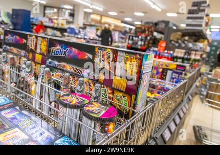 Verkauf von Silvesterraketen bei einem Discounter. // 29.12.2023: Stoccarda, Baden-Württemberg, Deutschland, Europa *** vendita di razzi la vigilia di Capodanno presso un discount store 29 12 2023 Stoccarda, Baden Württemberg, Germania, Europa Foto Stock