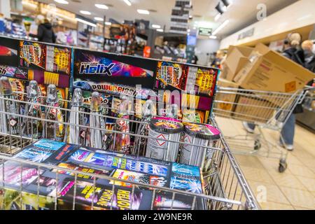 Verkauf von Silvesterraketen bei einem Discounter. // 29.12.2023: Stoccarda, Baden-Württemberg, Deutschland, Europa *** vendita di razzi la vigilia di Capodanno presso un discount store 29 12 2023 Stoccarda, Baden Württemberg, Germania, Europa Foto Stock