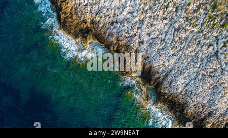 Sicilia 2023. Vista aerea delle onde luminose che si infrangono sulle rocce dell'isola di Favignana. Luglio 2023 Trapani, Italia Foto Stock