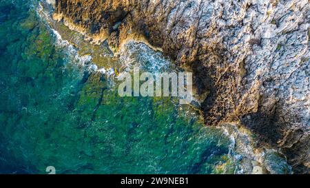Sicilia 2023. Vista aerea delle onde luminose che si infrangono sulle rocce dell'isola di Favignana. Luglio 2023 Trapani, Italia Foto Stock