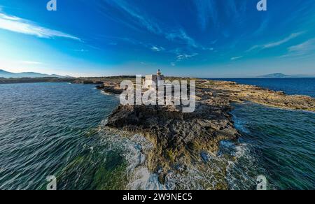 Sicilia 2023. Veduta aerea del faro sull'isola di Favignana e del mare che la circonda. Luglio 2023 Trapani, Italia Foto Stock