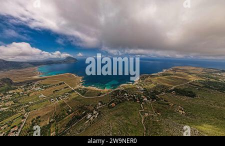 Sicilia 2023. Vista aerea, in una giornata calda, soleggiata ma nuvolosa, della costa nei pressi della città di Macari e del suo mare cristallino. Luglio 2023 Trapani, Italia Foto Stock