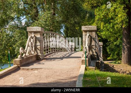 Pittoresco ponte ad arco in pietra nel parco. Foto Stock