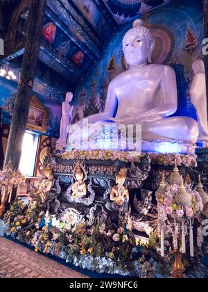 Statua illuminata di Buddha al Tempio Blu di Wat Rong Suea a Chiang Rai Thailandia Foto Stock