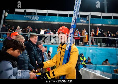 Oberstdorf, Deutschland. 28 dicembre 2023. Stephan Leyhe (SC Willingen) gibt Autogram nach der Qualifikation Auftakt Vierschanzentournee Oberstdorf Credit: dpa/Alamy Live News Foto Stock