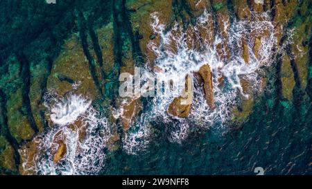 Sicilia 2023. Vista aerea delle onde luminose che si infrangono sulle rocce vicino alla città di Trapani. Luglio 2023 Trapani, Italia Foto Stock